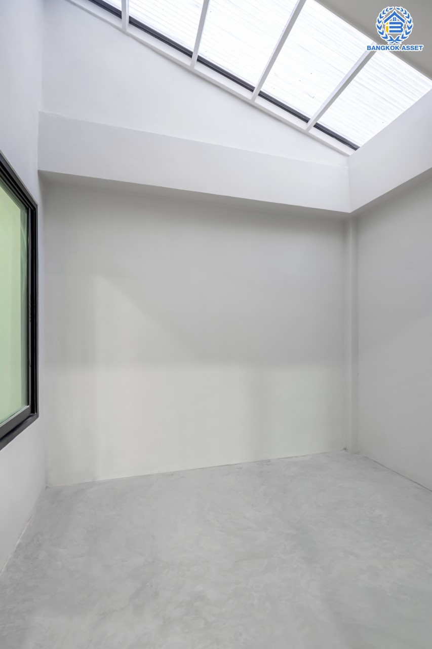 บ้านมือสองตกแต่งใหม่ ม.ปั้นทอง3 ลาดปลาเค้า76 เนื้อที่ 41.3 ตร.ว. ฟังก์ชัน 3 ห้องนอน 2 ห้องน้ำ 1 ห้องอเนกประสงค์ จอดรถได้ 2 คัน สภาพแวดล้อมเยี่ยม เชื่อมต่อ ถ.ประเสริฐมนูกิจ, ถ.เกษตร-นวมินทร์ ใกล้ ม.เกษตร, รถไฟฟ้าสายสีเขียว "สถานีเสนานิคม" และทางด่วน "ฉลองรัช"